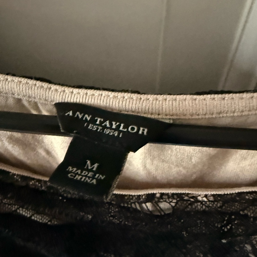 ❤️Ann Taylor Lace Blouse - Picture 3 of 4